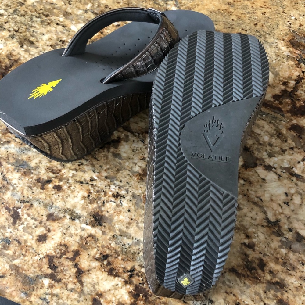 Volatile flip flops